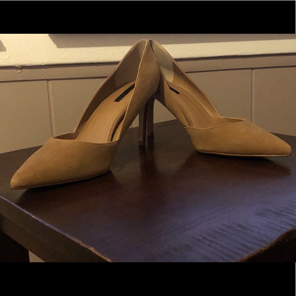 Tahari Pumps